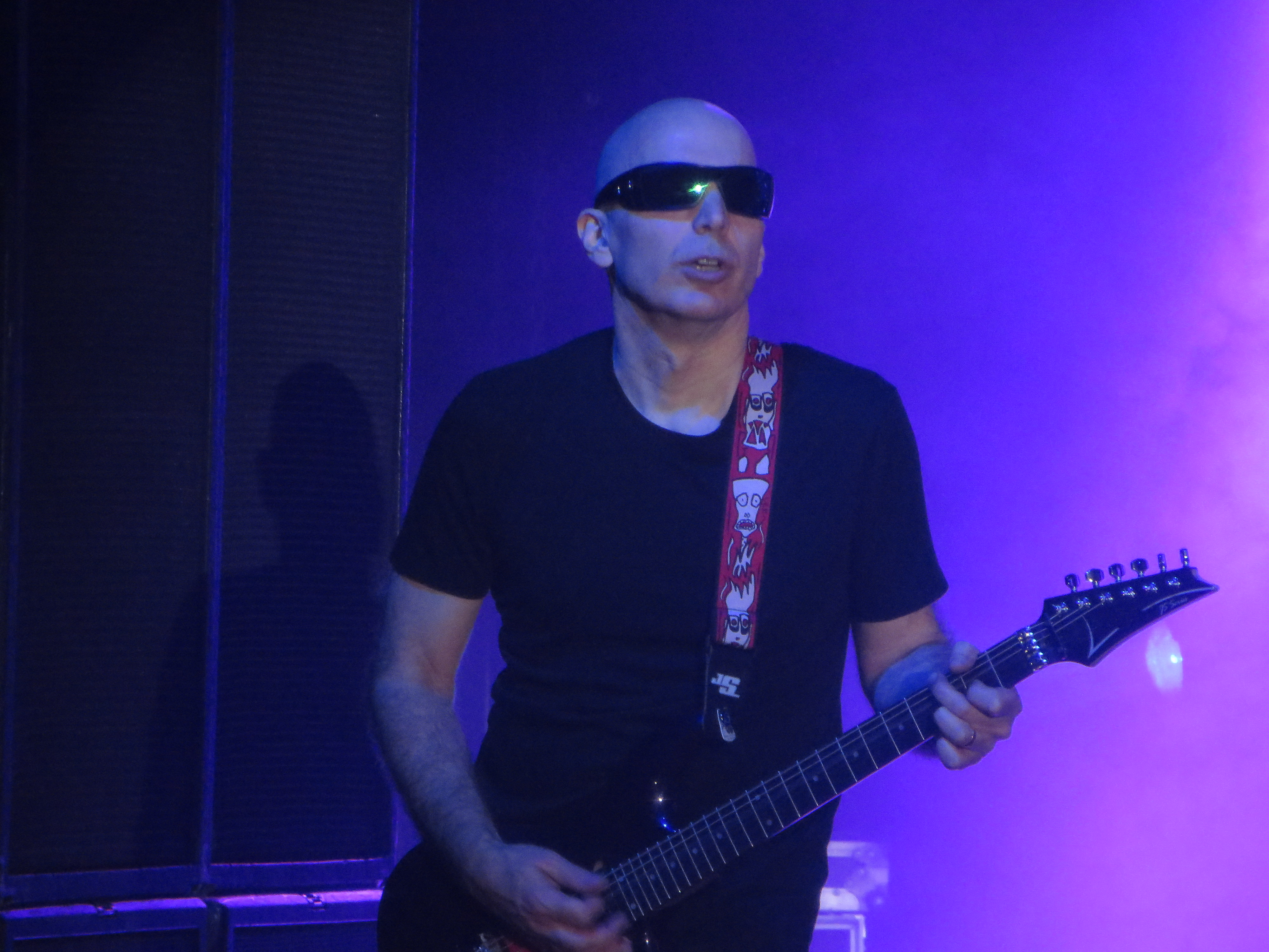 JoeSatriani2016-04-08DanforthMusicHallTorontoCanada (18).JPG